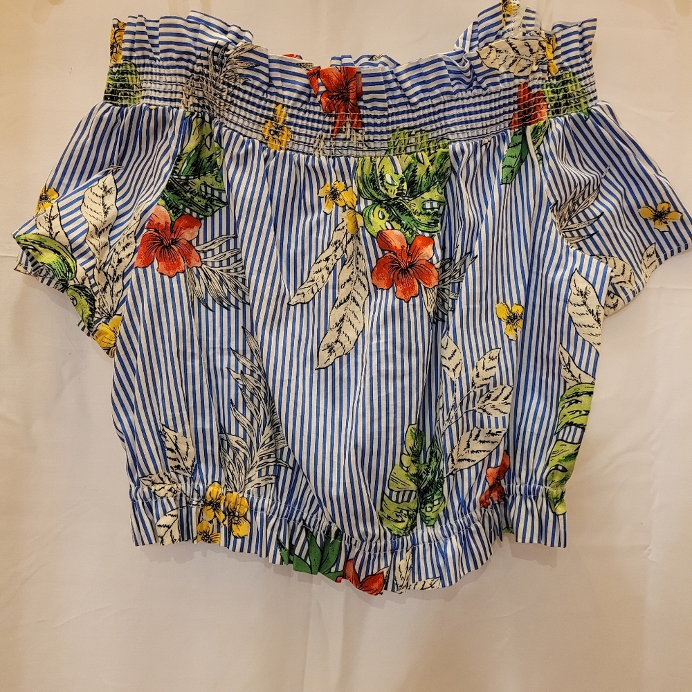 Lush off the shoulderscrop top with elastic bottom